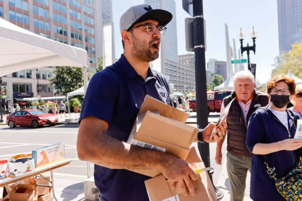 mover carrying boxes